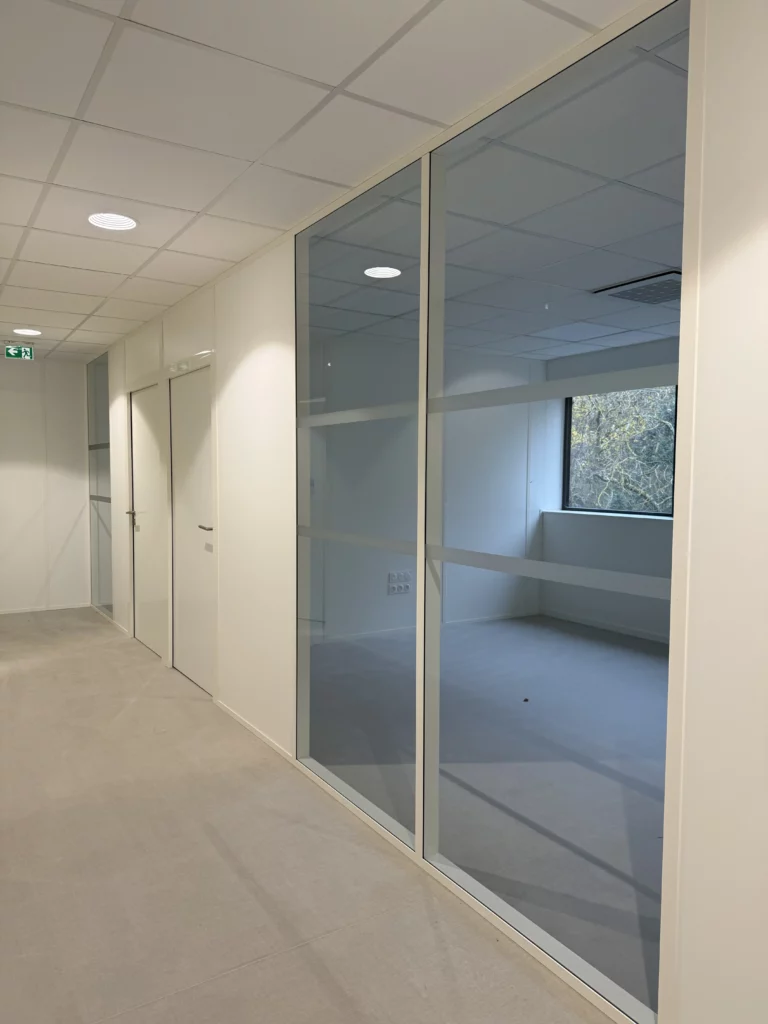 Découvrez les tendances 2025 de l’aménagement de bureau à Toulouse : flexibilité, bien-être et cloisons amovibles durables avec Aston SAS : projet Ginger