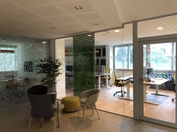 espace d'accueil avec espace de détente est cloisons vitrées