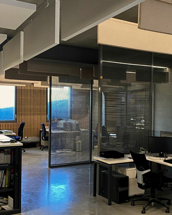 open space, bureaux séparés par des cloisons amovibles vitrées