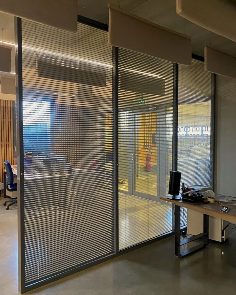 open space, bureaux séparés par des cloisons amovibles vitrées