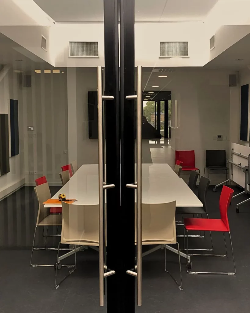 salle de réunion séparé par cloison amovible vitrée