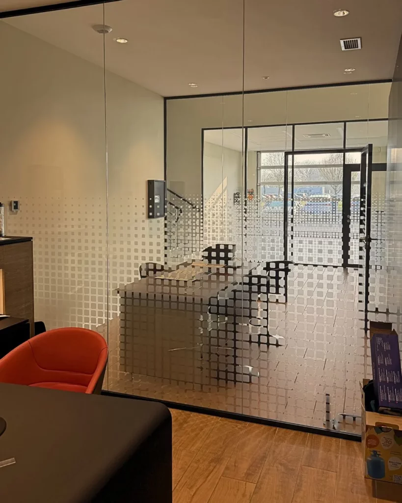 cloison vitrée toute hauteur pour séparer 2 espaces