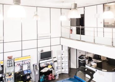 Un showroom automobile vit de deux choses : l’esthétique nécessaire à la séduction et la technique indispensable à l’aménagement.