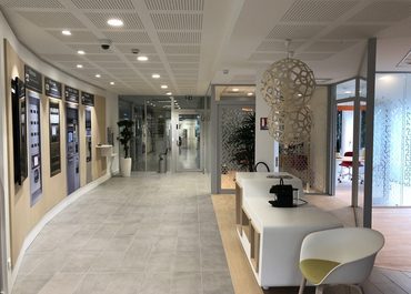 Repenser l'espace d'une agence bancaire, c'est composer avec une double exigence : la confidentialité des échanges et la circulation de la lumière.