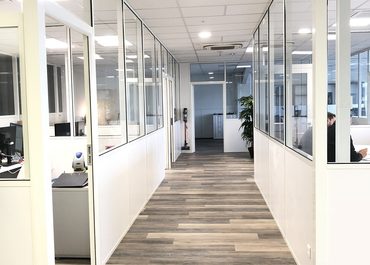 Un aménagement de bureau sur-mesure, ça commence toujours par une question simple : comment organiser l'espace sans le figer pour les dix prochaines années ?