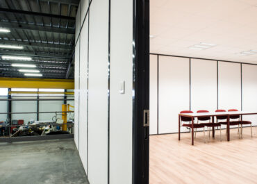 Aménager la rochelle d’un atelier en salle de formation, c’est changer d’échelle sans effacer le caractère du lieu.