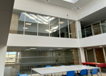 Pour le groupe IDEC et son client Daher, Aston a posé des cloisons amovibles vitrées garde-corps Qovans pour sécuriser l’Atrium